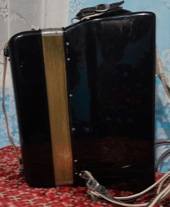 Vând Acordeon Hohner Lucia III P 96 de bași