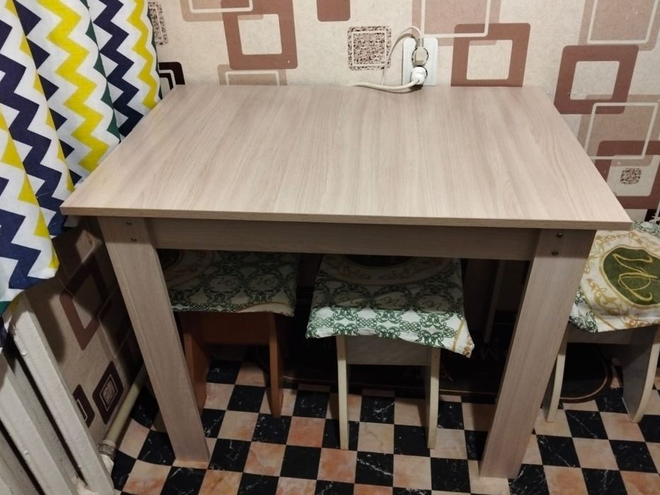 продам обеденный кухонный стол