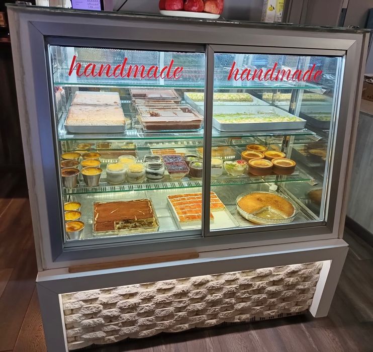 Хладилна Витрина за торти, сладки и други.