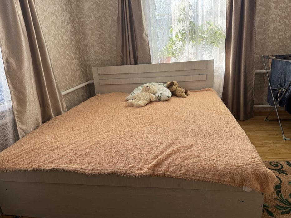 Продам кровать двухспальная с матрасом вместе