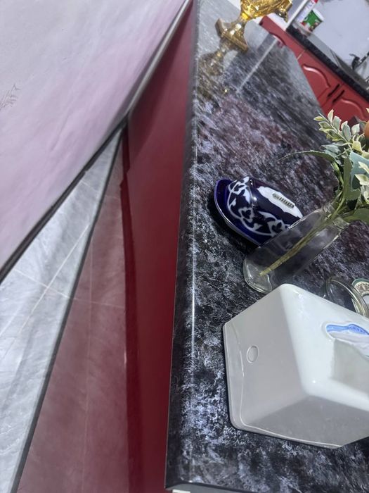 Кухонный гурнитур общ сотилади.