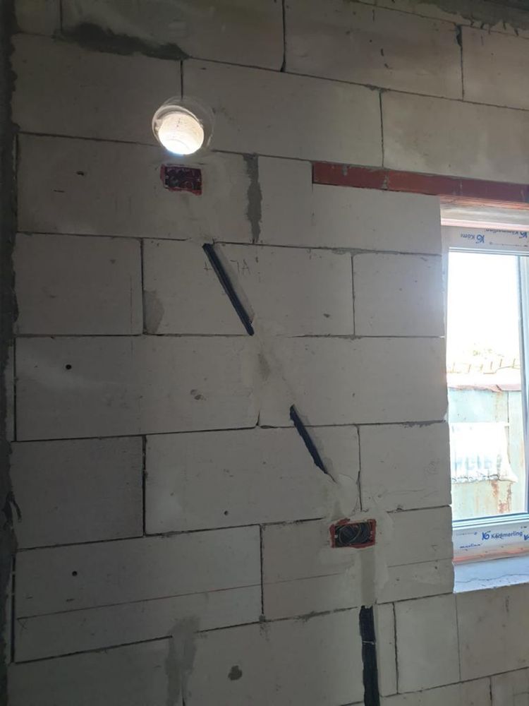 Electrician execut instalatii electrice