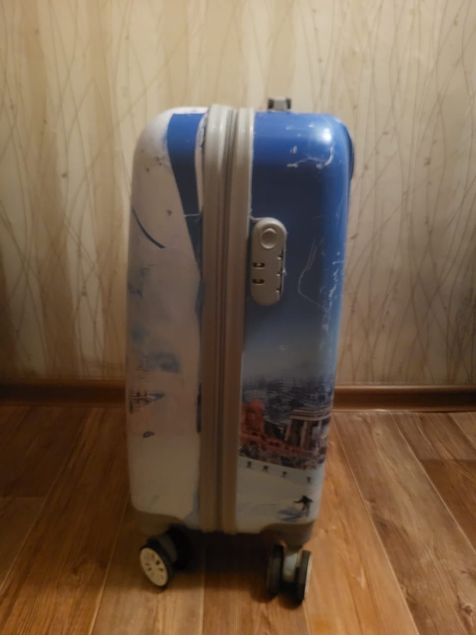 Чемодан 5000 тенге