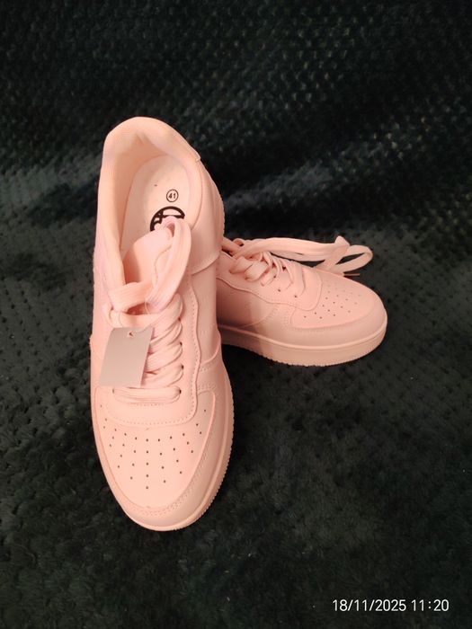 Adidași, marime 41 (dar sunt mai mici, merg la un 40 )