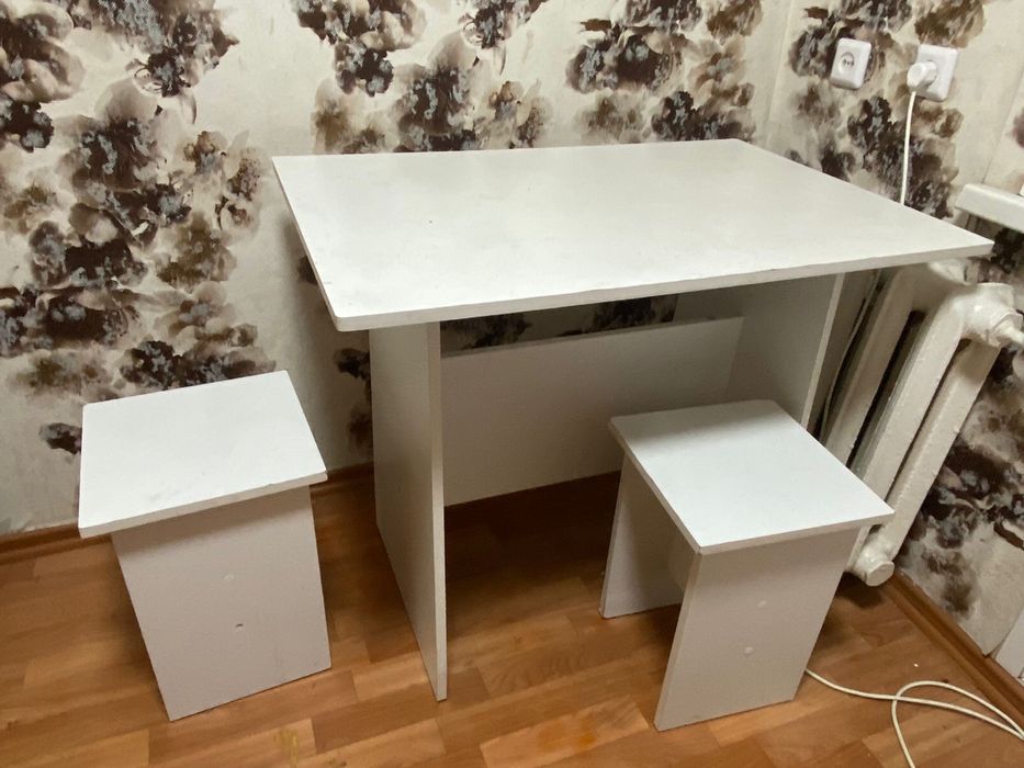 Кухонный стол , стулья
