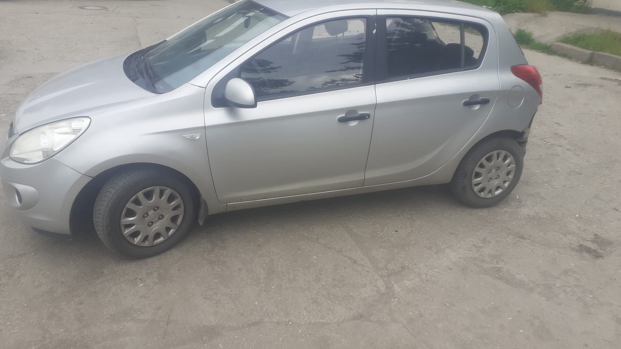 Usa Spate Stanga Hyundai i20 2011 Hatchback Argintiu