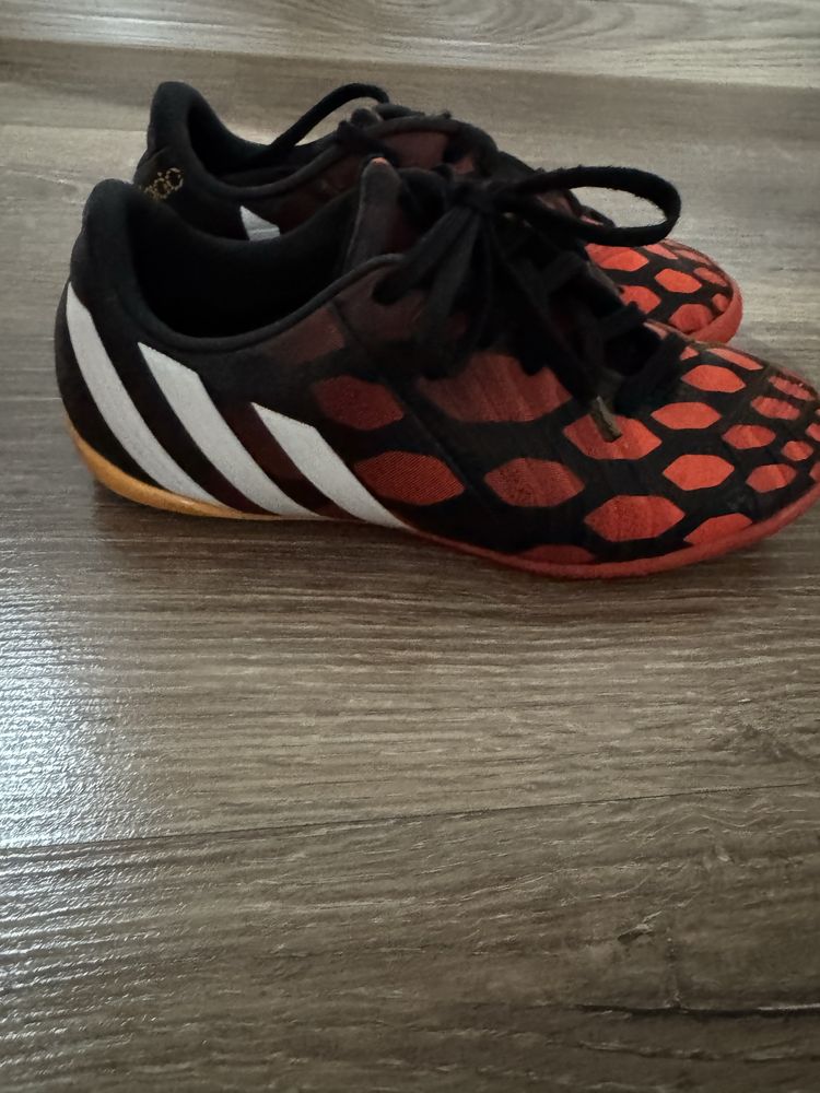 Футболни обувки Adidas номер 32