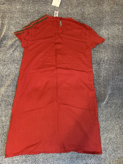 Rochiță roșie nouă cu etichetă