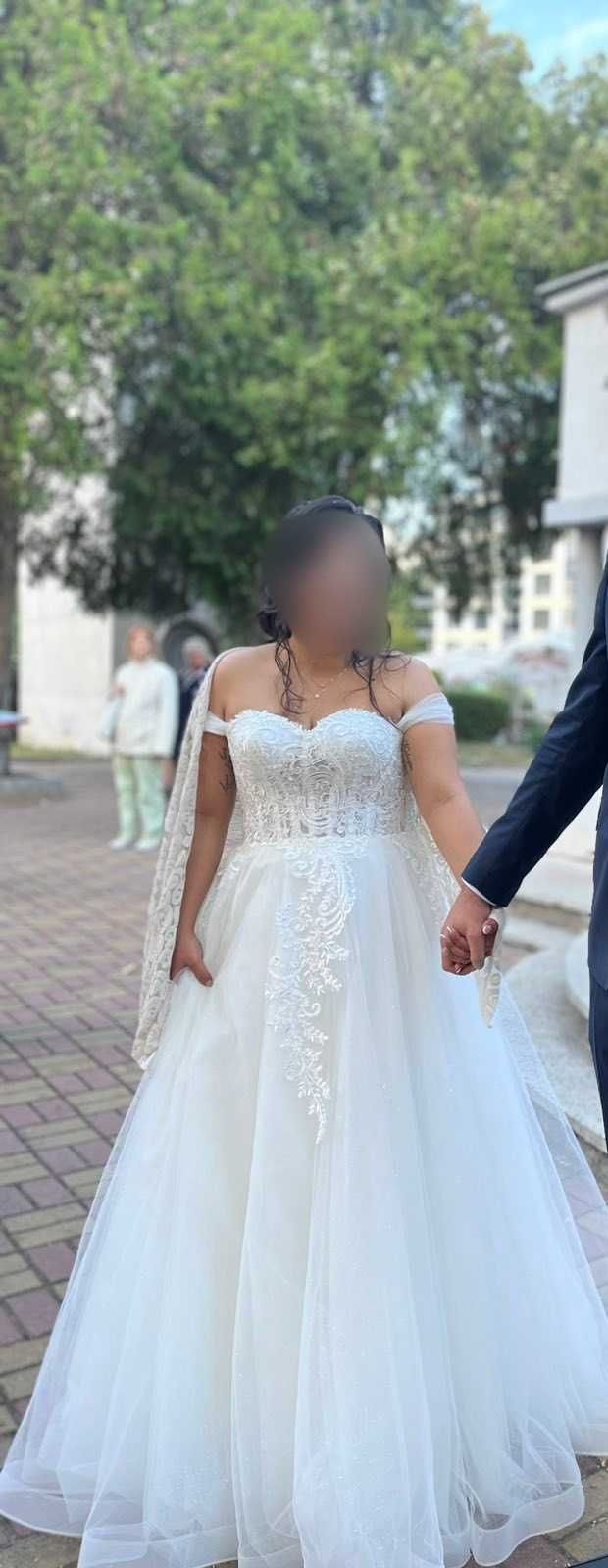 Сватбена рокля с блестящ тюл