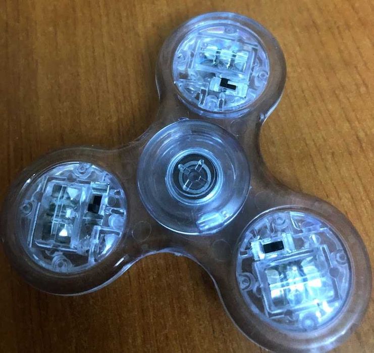 3 Jucarii antistres - 1 Insigna de serif si 2 Fidget Spinner