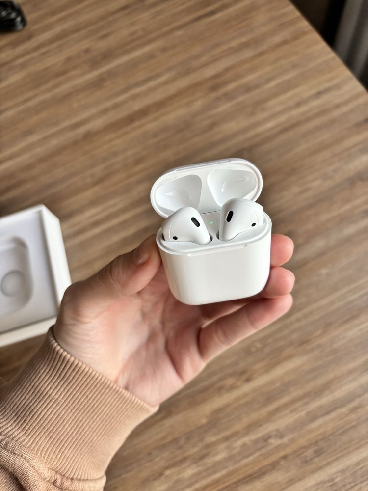Наушники airpods 2 (работает только кейс)