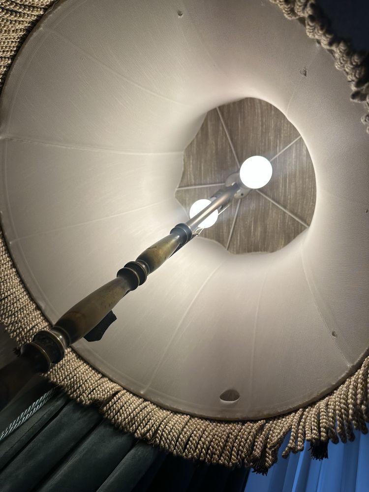 Lampadar vintage  pe picior metalic