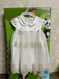 Белое платье с бусинками
