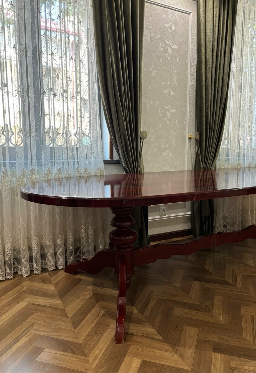 Продаются стол и 12 стульев, в хорошем состоянии