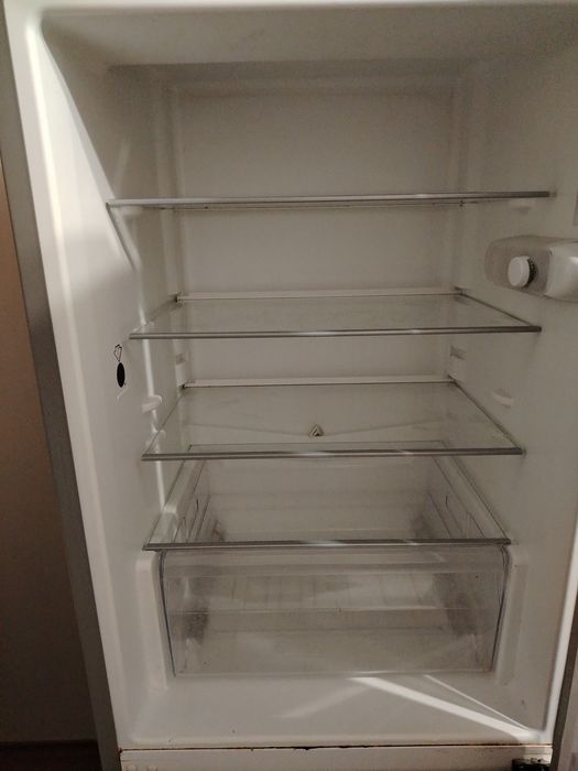 Хладилник с долен фризер