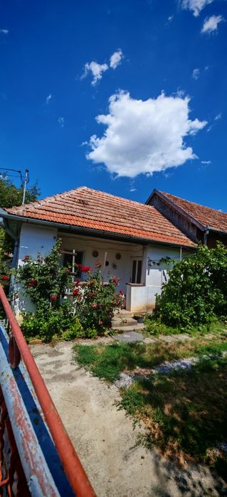 Casă de locuit cu garaj și lemnărie