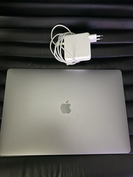  MacBook Pro 16 inch** i7**16GB** 512 SSD**2019