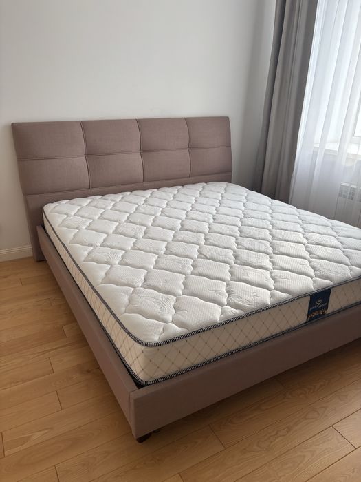 Кровать двухспальная с матрасом
