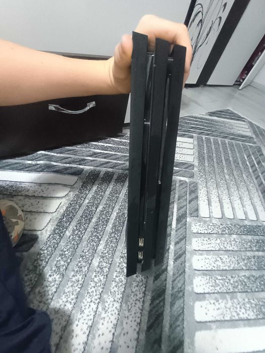 Vând PlayStation 4 pro(joc inclus)