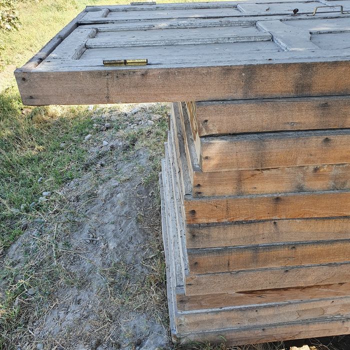 Yog'och Eshik, Derazalar