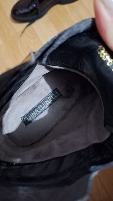 Vînd ghete din piele.