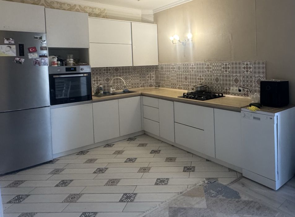 Кухонный гарнитур с доводчиками