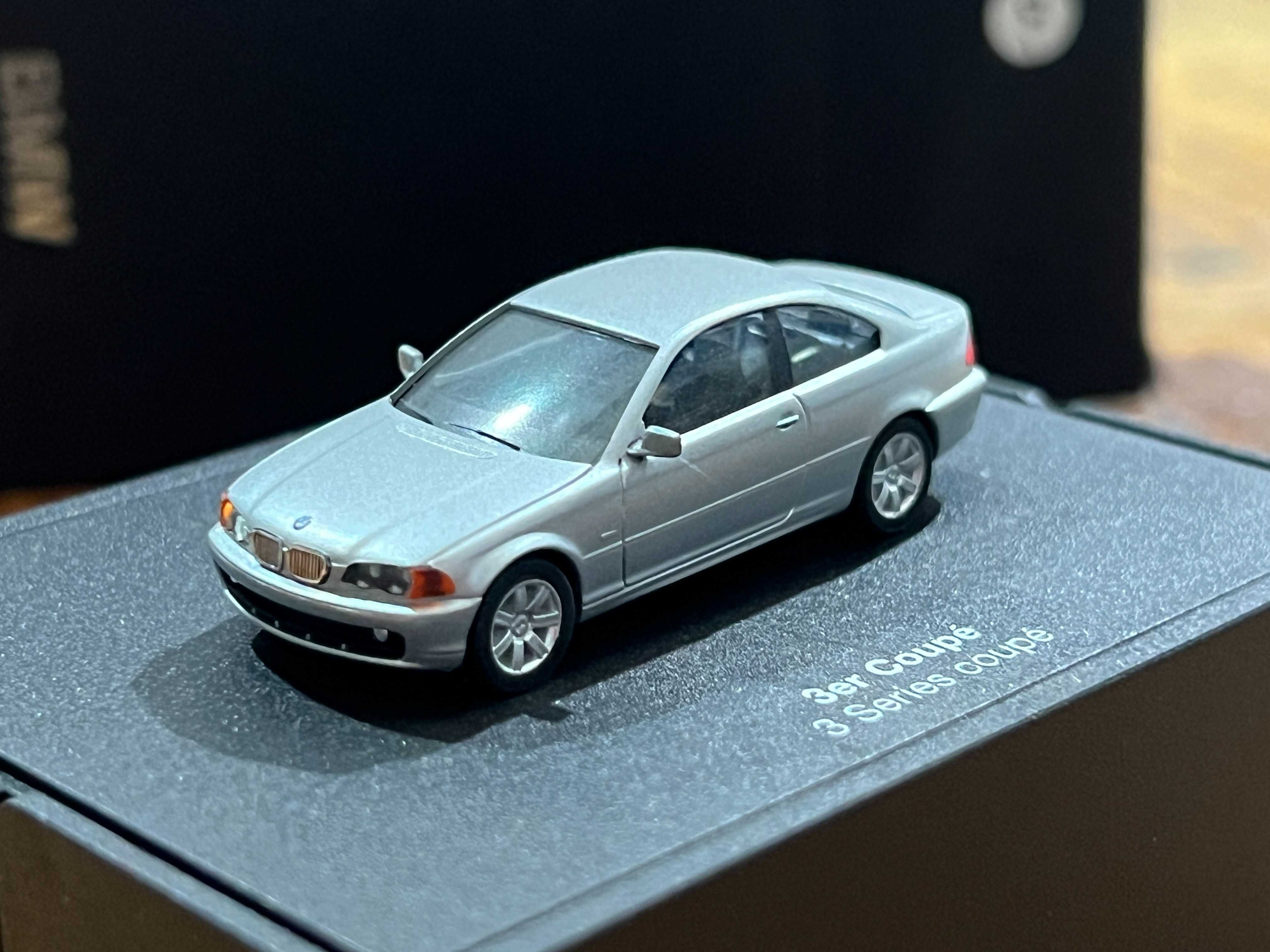 Macheta 1/87 HO Herpa Dealer Edition Postament BMW Seria 3 E46 Gri