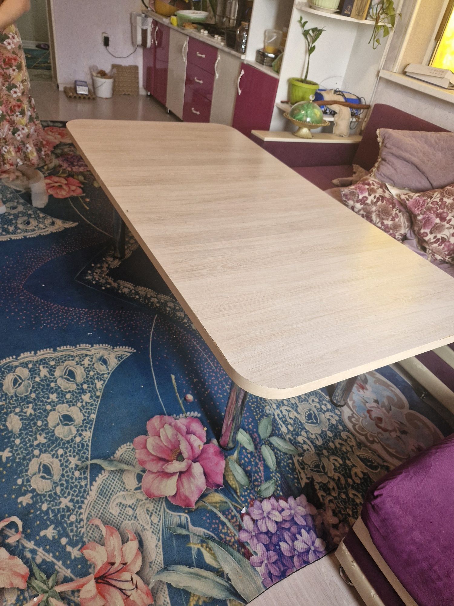 Продаётся  диван угловой 2,70×1,60м, кухонный стол 1,80×90 м,4 стулья.