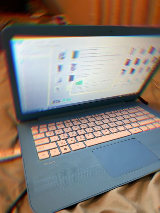 Лаптоп hp син цвят
