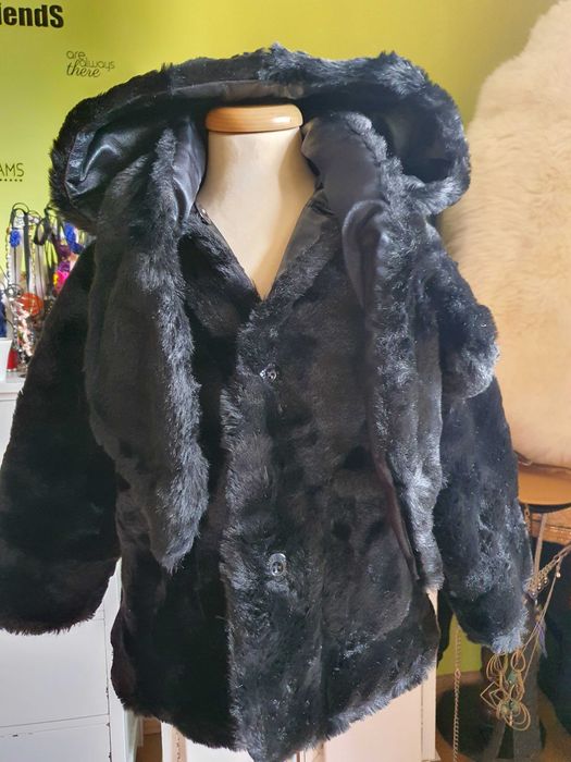 Haina cu doua fete blanita si piele fete vârsta 3-4 ani