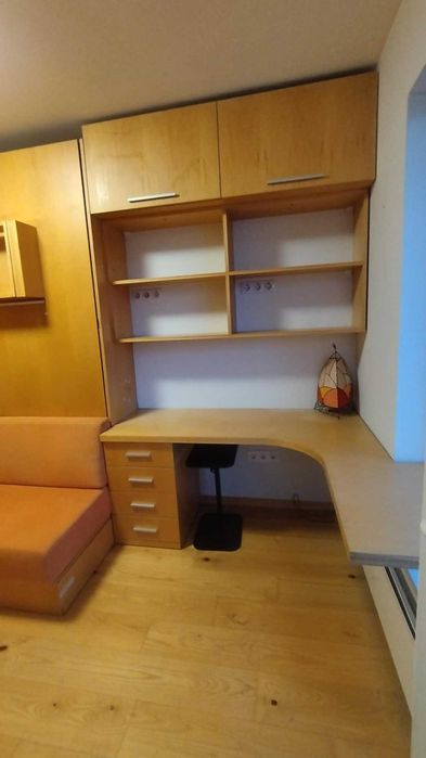 Падащо легло, гардероб, бюро и диван – перфектно за малки стаи