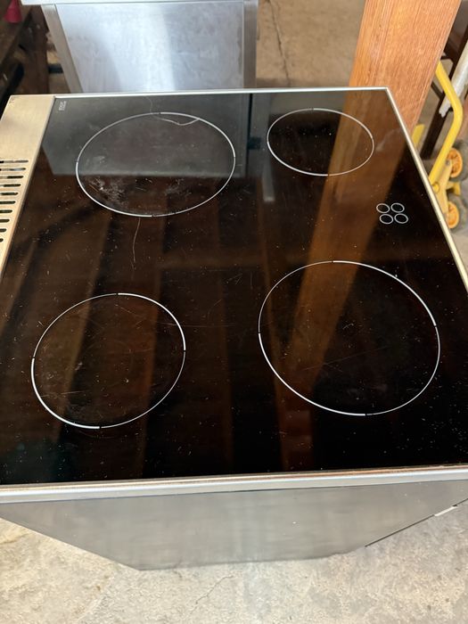 Иноксова готварска Печка с керамични котлони Gram