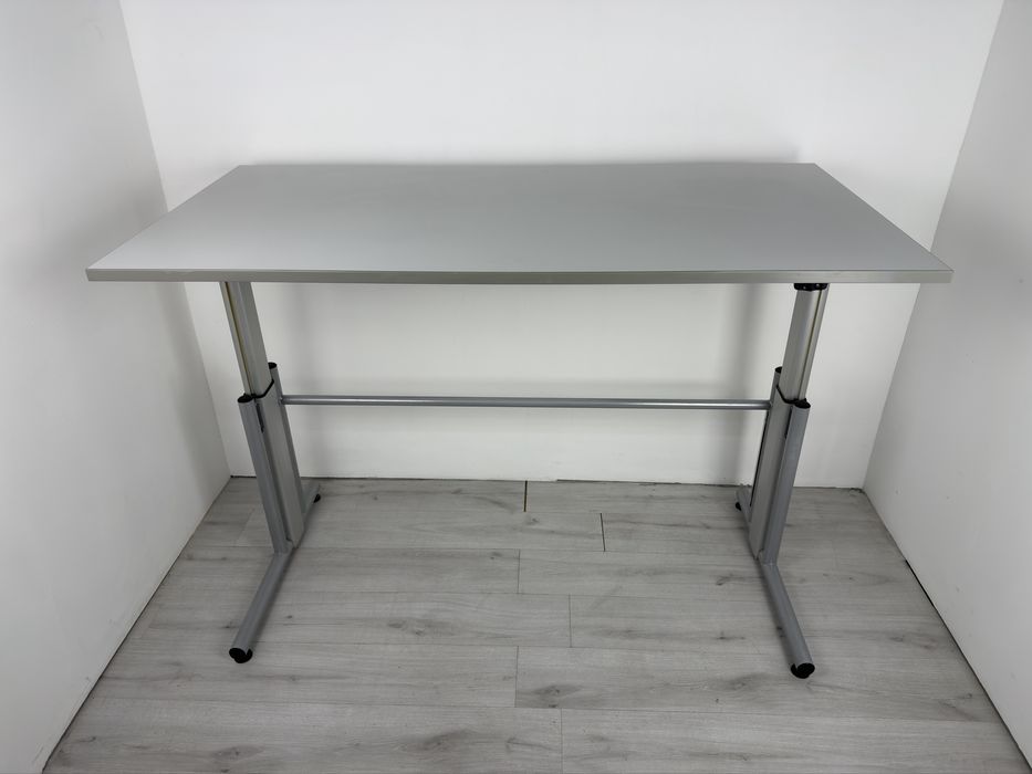 Бюро електрическо регулируема по височина от 66 см до 113 см,