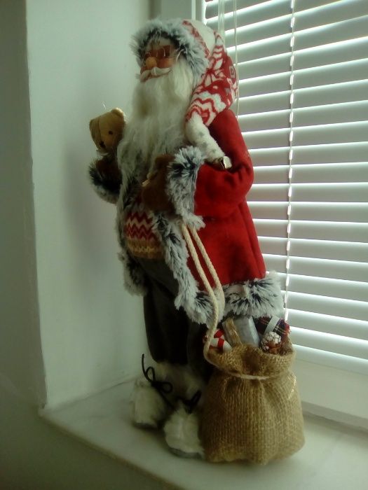 Moș Crăciun cu haina rosie