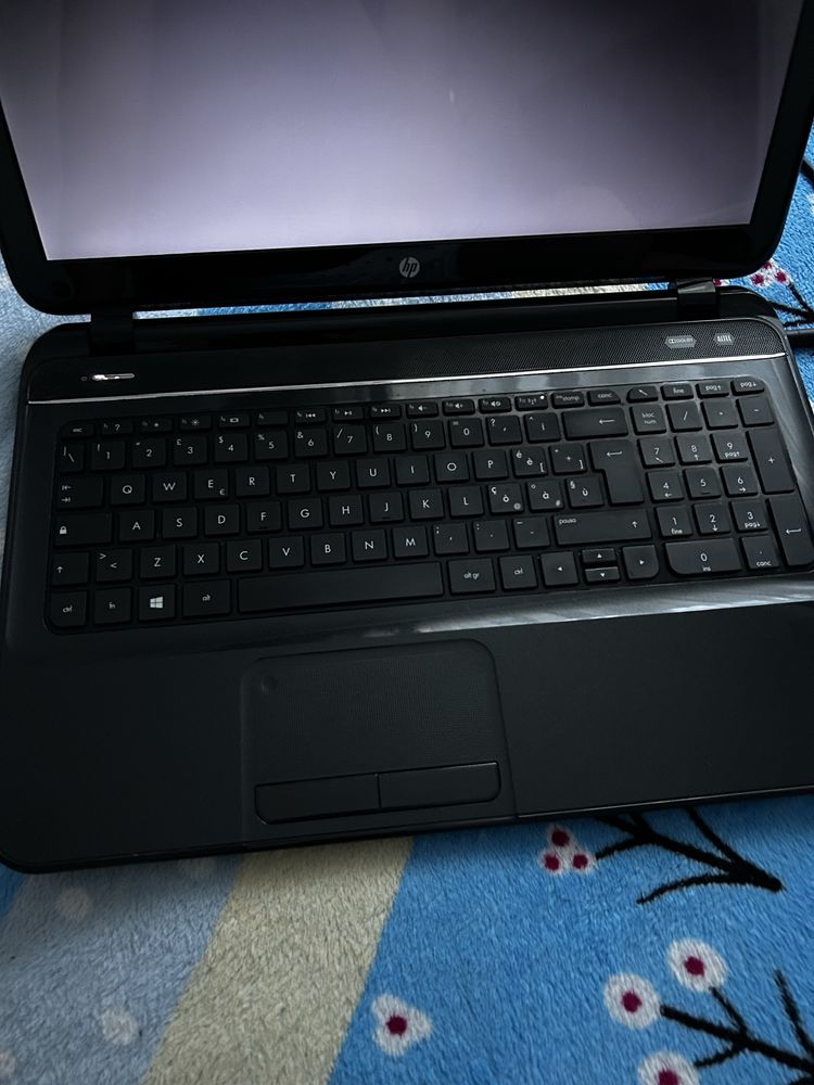 Vând laptop pentru piese