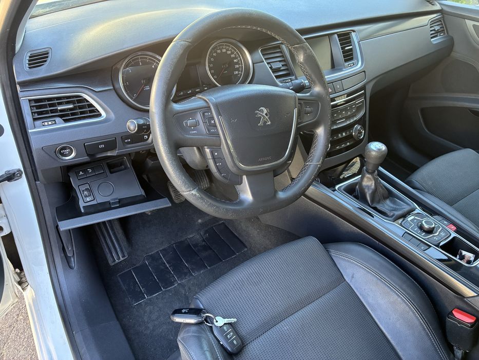 Peugeot avariat,lovit pret fix deplasabil pe ori ce distanța