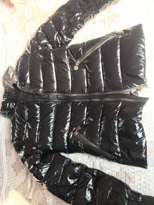 Продам пуховик Moncler