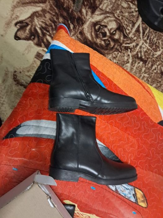 Продам военные сапоги новая две пары 42,43,размеры в коробке на замках