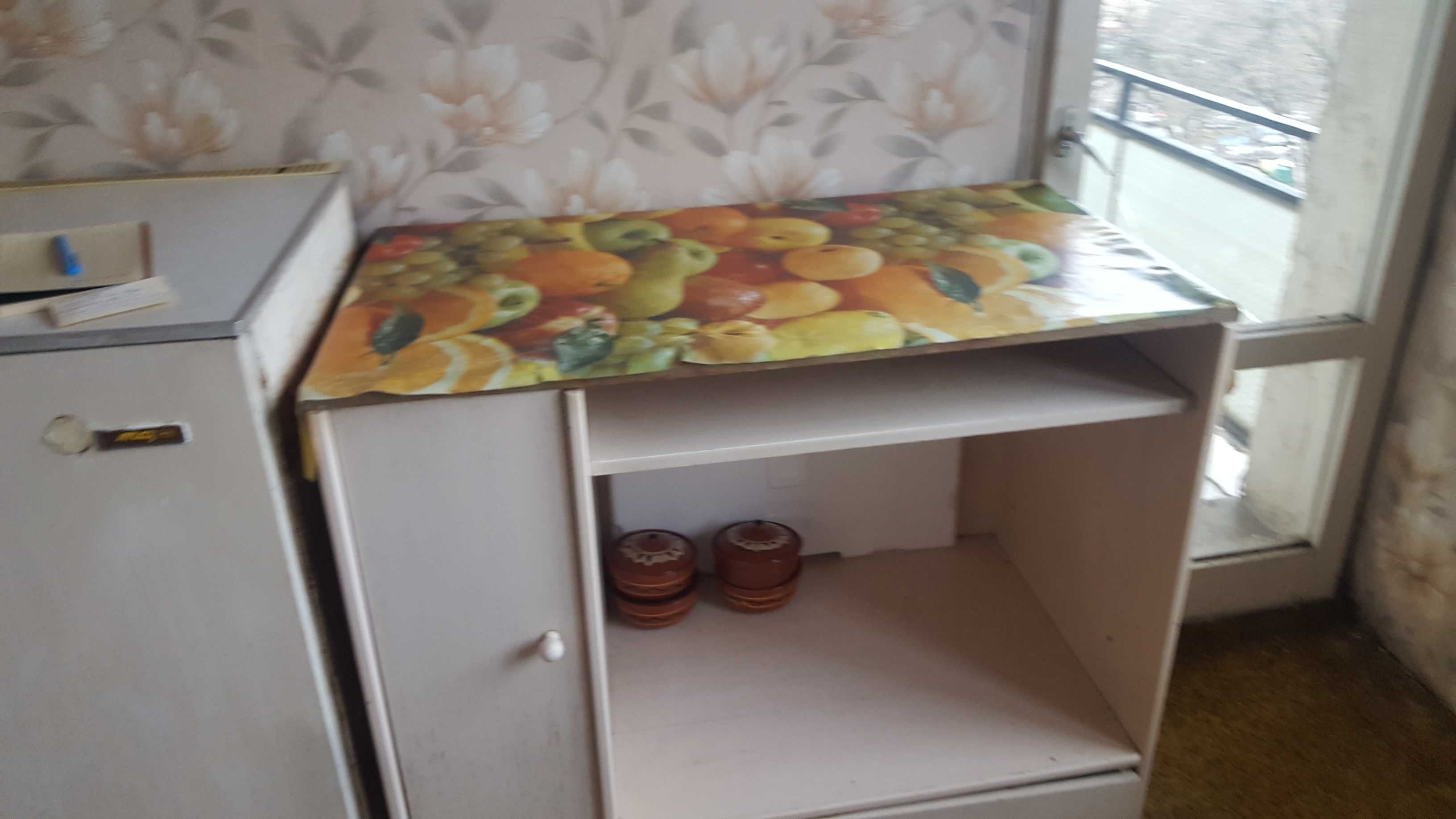 Продавам бюро, ПОДАРЯВАМ други мебели към него