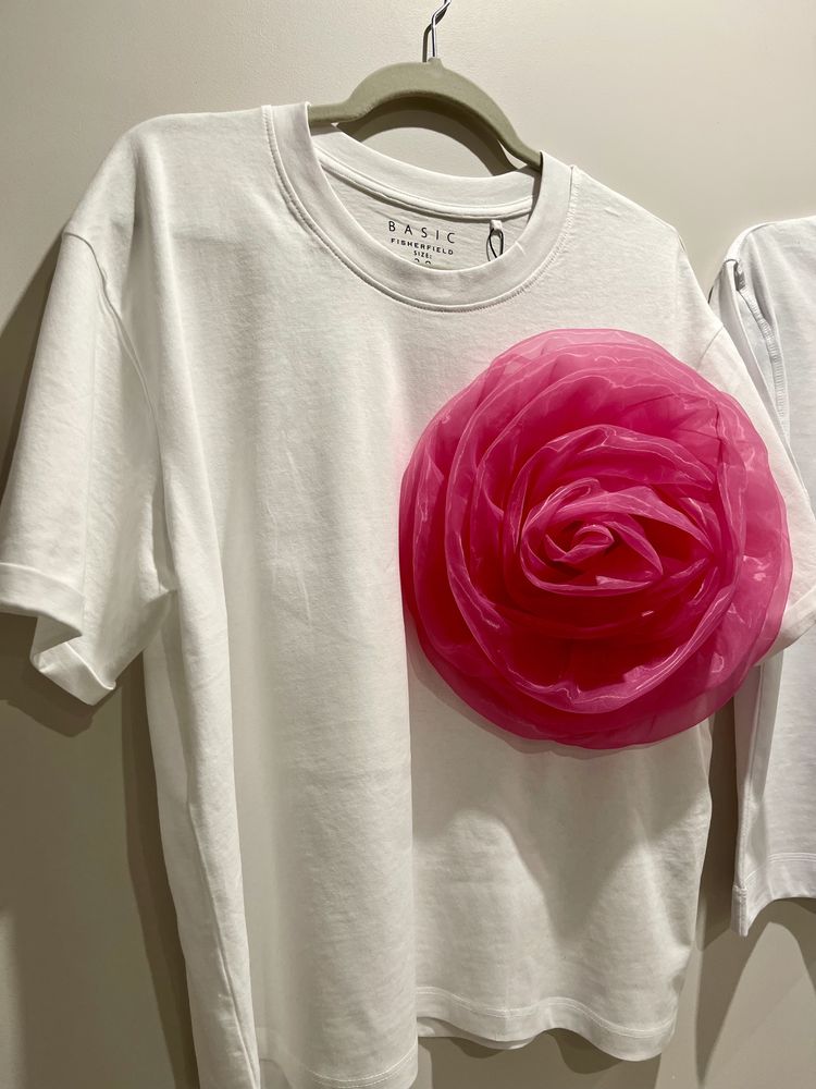 Нежна овърсайз тениска с мека и изящна роза