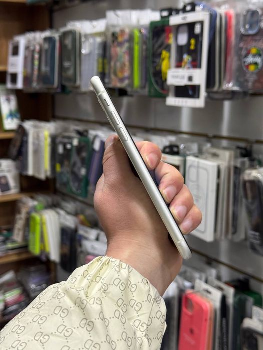 Iphone 11 64 gb Xolat Zor ochilmagan yomkst 78 hama joyi ishlid ayb yo