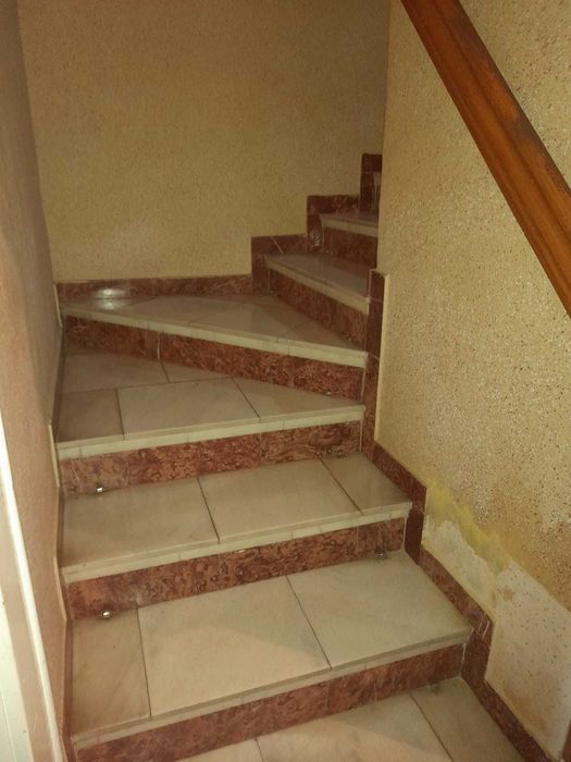 Casa cu etaj, 4 camere, central, cu acces auto in curte