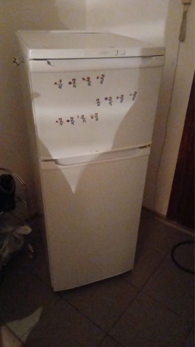 Холодильник среднего размера