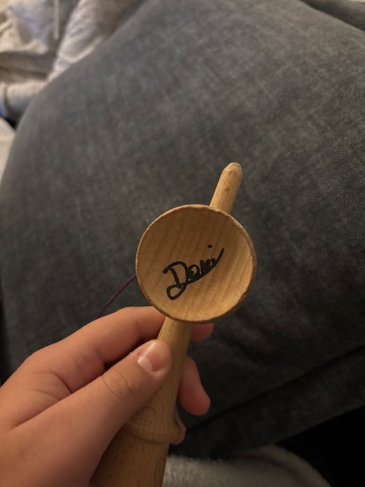 Urgent!! Kendama semnata de xremus si dani!!!