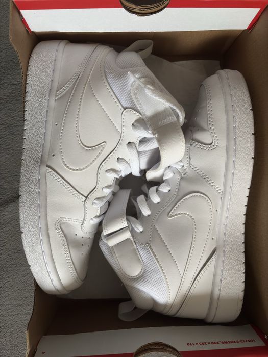 Adidasi nike albi marimea 37.5