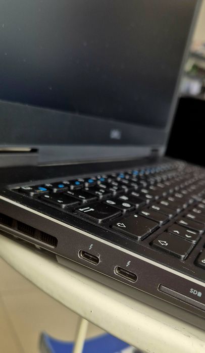 DeLL Precision 7530, gen8 i7, 32 G ddr4, ssd 512, Nvidia 4 G