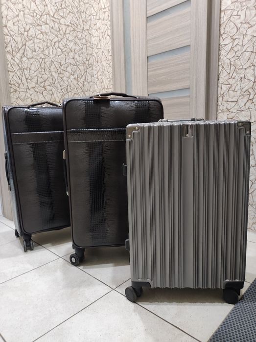 Продам чемоданы.