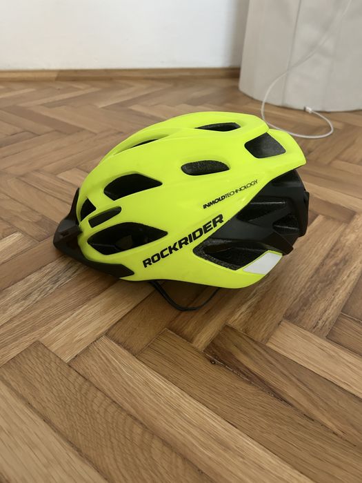 Vând echipament de ciclism pt copii,casca si mănuși,stare impecabila.