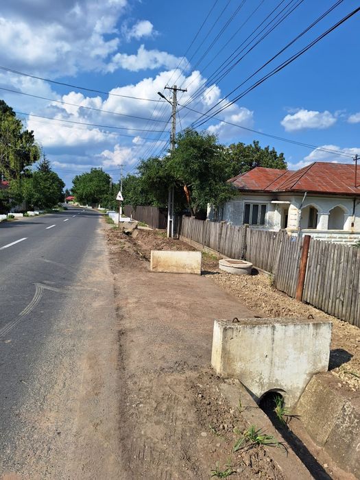 Teren intravilan 3240mp + casa din cărămidă, Com Vernesti sat Zoresti