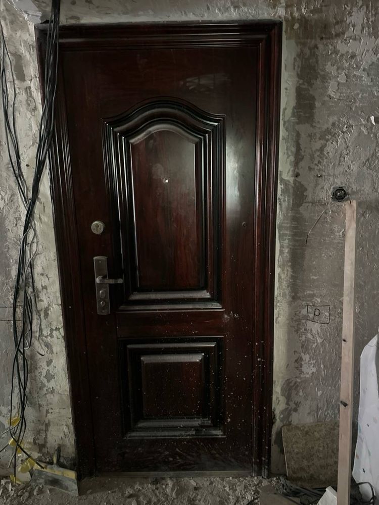 Продаю входную железную дверь